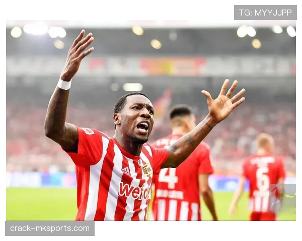 德甲保·阿达姆前锋