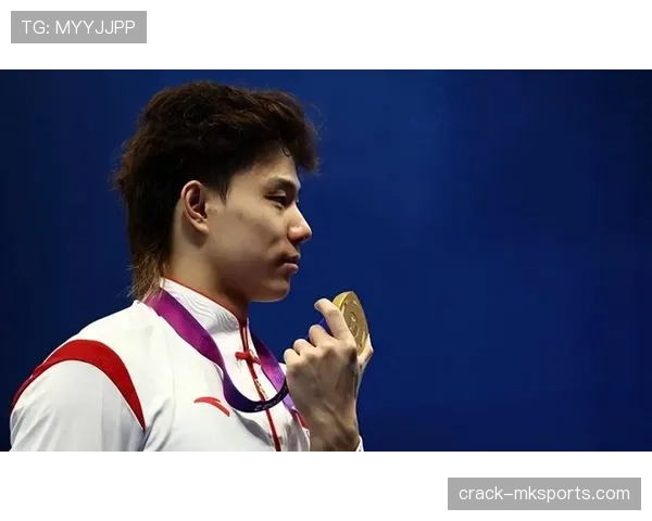 覃海洋训练完直接啃鸡胸肉，这自律看得我手里的奶茶不香了